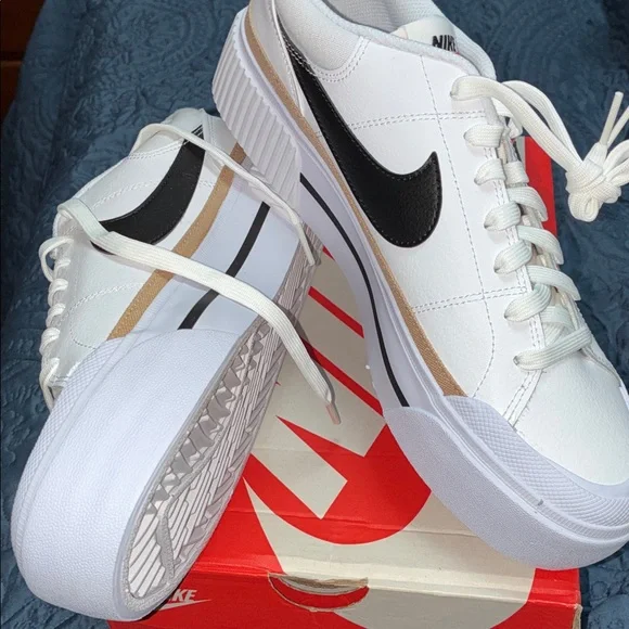 Nike White Black Women's Athletic Shoes - Picture 6 of 8